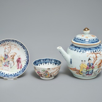 Une théière avec une tasse et soucoupe en porcelaine de Chine famille rose à décor mandarin, Qianlong