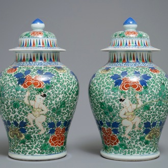 A pair of Chinese wucai vases and covers, Chenghua mark, 19/20th C.