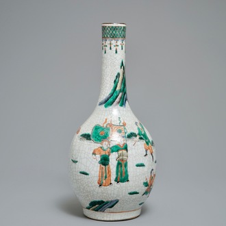 Un vase de forme bouteille en porcelaine de Chine famille verte sur fond craquelé, 19/20ème