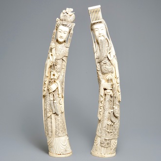 Une paire de grandes figures de l'empéreur et sa femme en ivoire sculpté, Chine, 19ème