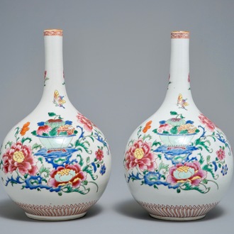 Een paar Chinese famille rose flesvormige vazen met floraal decor, Qianlong