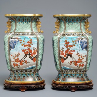 Une paire de vases en émaux cloisonnés et dorés sur socles en bois, Chine, 1ère moitié du 20ème