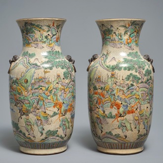 Une paire de vases en porcelaine de Chine famille verte dit "de Nankin", 19ème