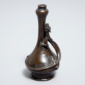 Een Chinese bronzen flesvormige vaas met een chilong, Ming/Qing, 17e eeuw