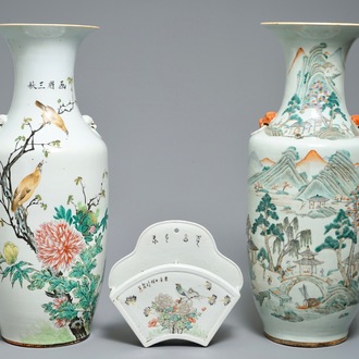 Two Chinese qianjiang cai vases and a wall hanger for chopsticks, 19/20e eeuw