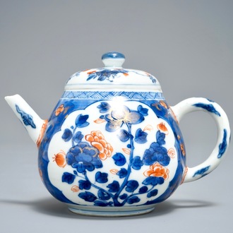 Een Chinese Imari-stijl cadogan theepot, Kangxi