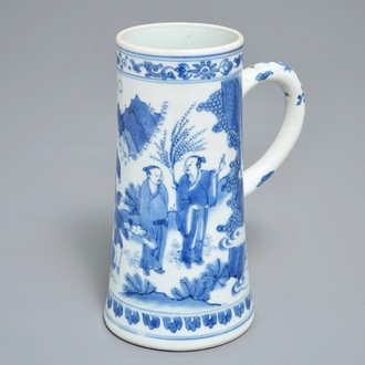 Une chope en porcelaine de Chine bleu et blanc, époque Transition
