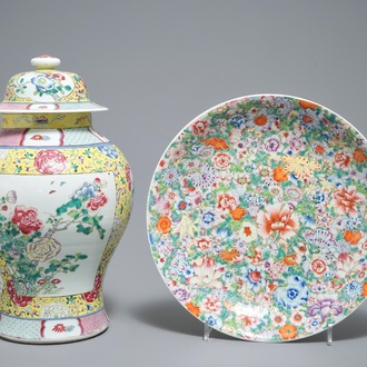 Un vase couvert et un plat à décor millefleurs en porcelaine de Chine famille rose, 19/20ème