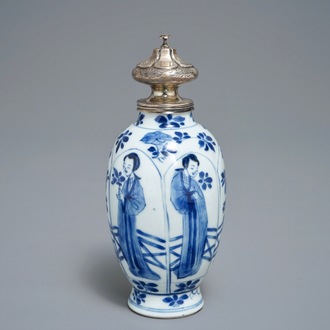 Une boîte à thé en porcelaine de Chine bleu et blanc à monture en argent, Kangxi