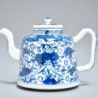 Une théière en porcelaine de Chine bleu et blanc à décor floral, Qianlong/Jiaqing