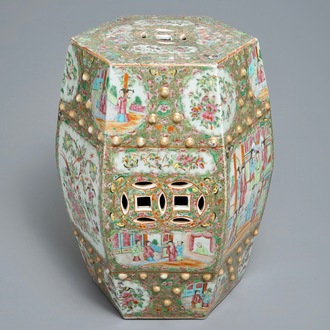 Un tabouret de forme hexagonale en porcelaine de Chine famille rose de Canton, 19ème