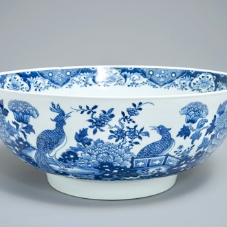 Un grand bol en porcelaine de Chine bleu et blanc à décor d'oiseaux parmi fleurs, Qianlong