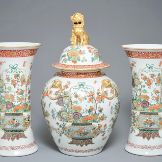 Une garniture de trois vases en porcelaine de style famille verte, Samson, Paris, 19ème