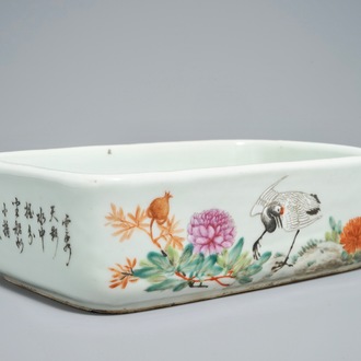 Une jardinière de forme rectangulaire en porcelaine de Chine qianjiang cai, 19/20ème