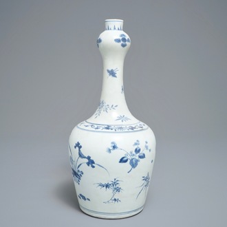 Een Chinese blauwwitte flesvormige vaas met floraal decor, Hatcher cargo, Transitie periode