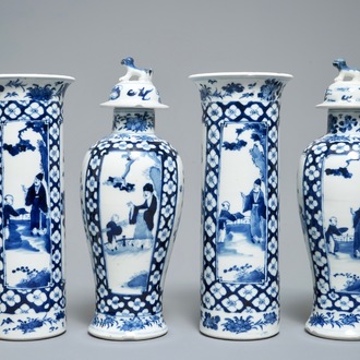 Une garniture de quatre vases en porcelaine de Chine bleu et blanc, marque de Kangxi, 19ème