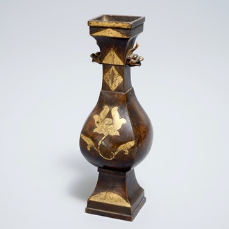 Een Chinese deels vergulde bronzen vaas met floraal decor, 17/18e eeuw