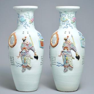 Une paire de vases en porcelaine de Chine famille rose à décor appliqué Wu Shuang Pu, marque de Qianlong, 19ème