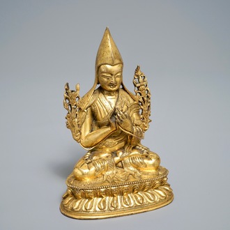 A Sino-Tibetan gilt bronze figure of Tsongkhapa, 17/18th C.