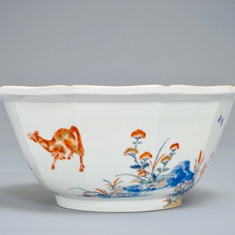 Un bol décagonal en porcelaine Kakiemon de Japon figurant des chevaux, Edo, 17ème