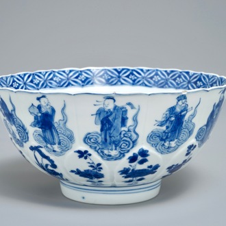 Un bol en forme de lotus en porcelaine de Chine bleu et blanc à décor d'immortels, marque de Chenghua, Kangxi