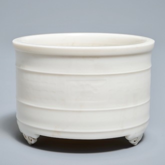 A Chinese cylindrical blanc de Chine Dehua censer on ruyi feet, 19/20th C.