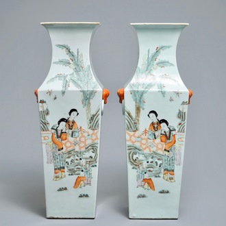 Une paire de vases de forme carré en porcelaine de Chine famille rose, 19/20ème