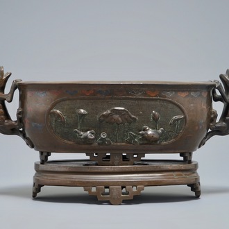 Une jardinière sur présentoir en bronze incrusté d'argent, Chine, 19ème