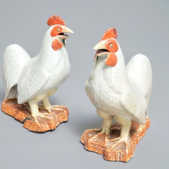 Une paire de modèles de coqs en porcelaine Arita de Japon, Edo, 17ème
