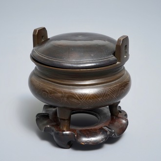 Un brûle-parfum en bronze incrusté d'argent sur socle en bois, Chine, 19ème