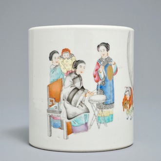 Un pot à pinceaux en porcelaine de Chine famille rose, 19/20ème