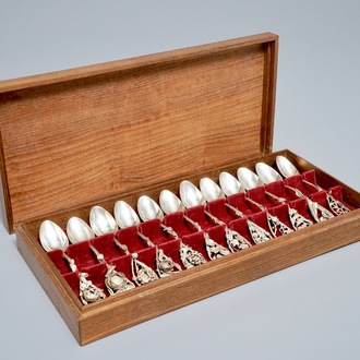 Een doos met twaalf Japanse zilveren lepels, gesign. Musashiya, Meiji, 19/20e eeuw