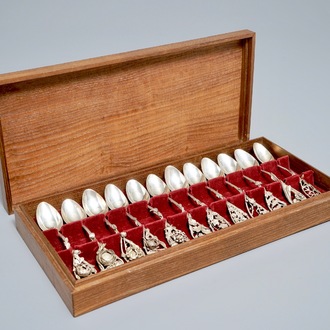 A box of twelve Japanese silver spoons, signed Musashiya, Meiji, 19/20th C.