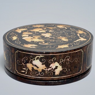 Een Japanse houten kom met parelmoer ingelegd, Ryukyu koninkrijk, Japan, 18/19e eeuw
