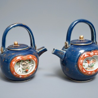 Deux théières en porcelaine Imari de Japon à fond bleu poudré, Edo, 17/18ème
