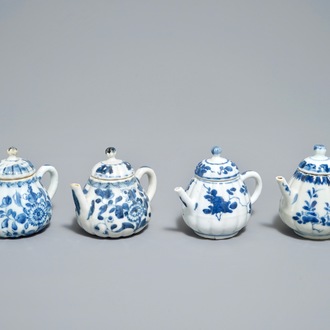 Quatre théières en forme de citrouille en porcelaine de Chine bleu et blanc, Kangxi