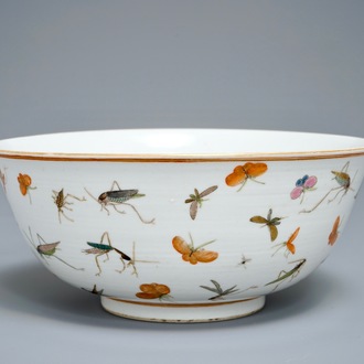 A Chinese famille rose bowl with various insects, Guangxu mark, 19/20th C.