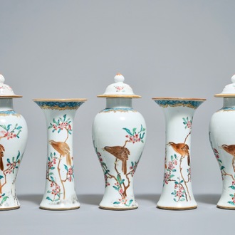 Une garniture de cinq vases en porcelaine de Chine famille rose à décor d'oiseaux, Yongzheng/Qianlong