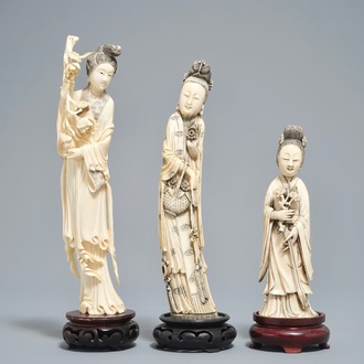 Drie Chinese ivoren figuren van dames op houten sokkels, 2e helft 19e eeuw