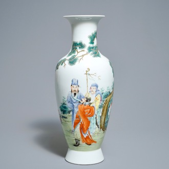Une paire de vases en porcelaine de Chine famille rose, marque de Hongxian, 20ème