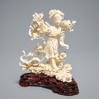 Une figure de Lan Cai He en ivoire sculpté, Chine, 1ère moitié du 20ème