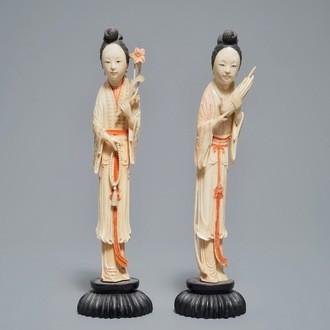 Two Chinese carved ivory figures of ladies on wooden stands, 19/20th C.