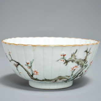 A Chinese qianjiang cai bowl with floral design, 19/20th C.