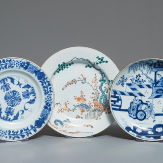 Trois assiettes en porcelaine de Chine bleu et blanc et de style Kakiemon, 18ème