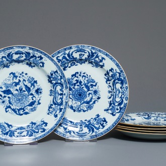 Zes Chinese blauwwitte 'Pompadour' borden, Qianlong
