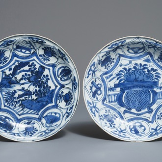 Deux assiettes en porcelaine de Chine bleu et blanc de type kraak, Wanli