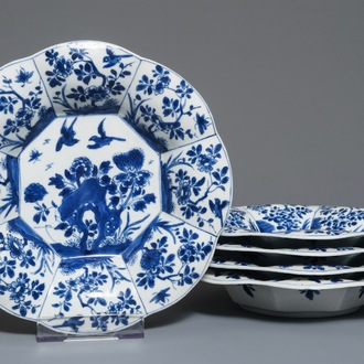 Cinq assiettes polylobées en porcelaine de Chine bleu et blanc, Kangxi