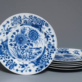 Six assiettes en porcelaine de Chine bleu et blanc à décor de chrysanthèmes, Kangxi