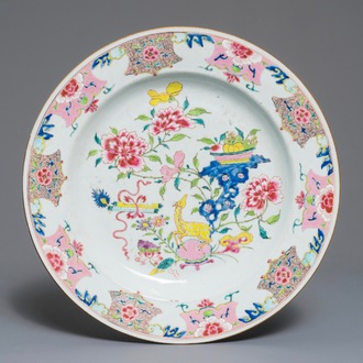 Un plat en porcelaine de Chine famille rose à décor d'un cerf parmi fleurs, Yongzheng/Qianlong