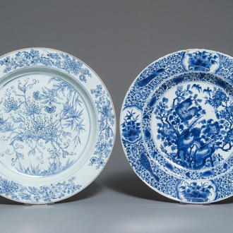 Deux plats en porcelaine de Chine bleu et blanc aux décors floraux, Kangxi et Qianlong